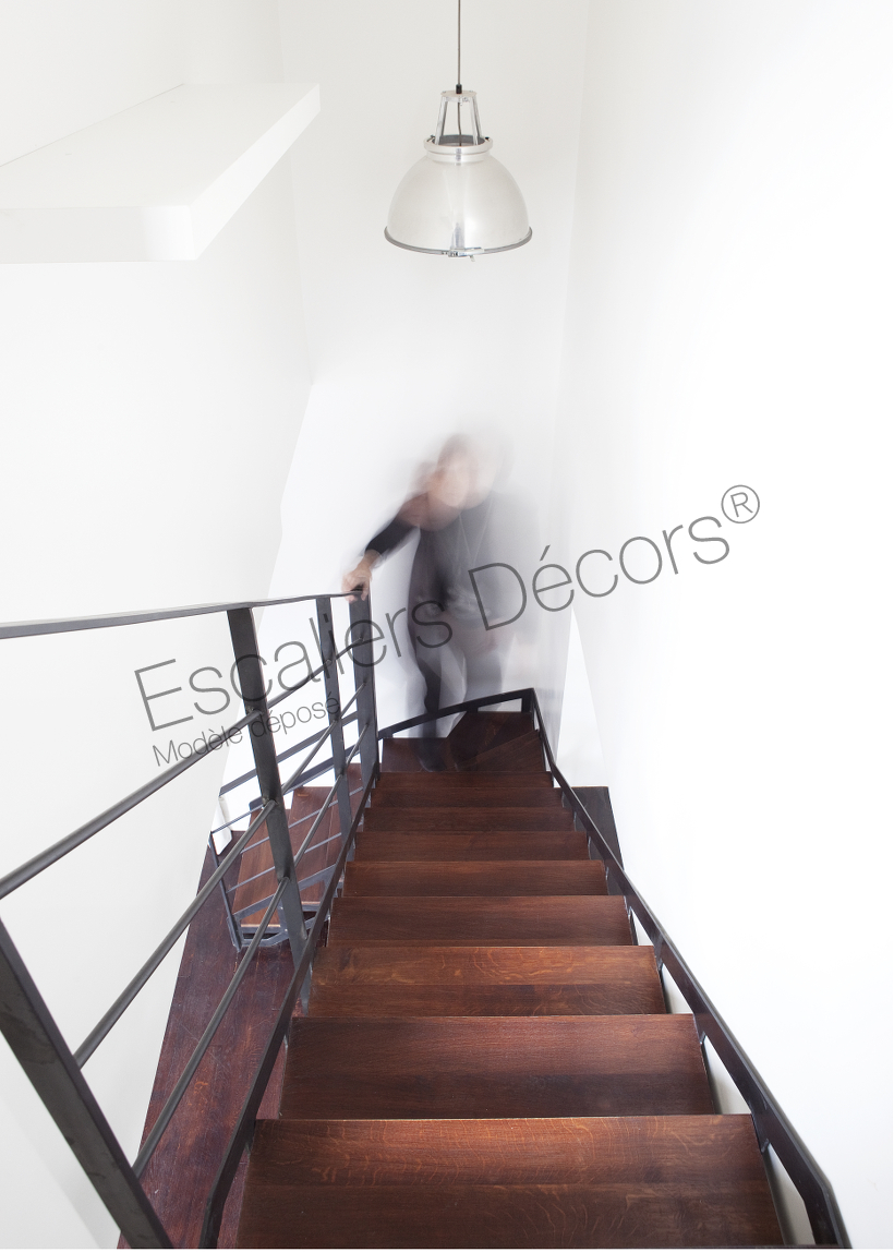 Photo DT100 - ESCA'DROIT® 1/4 tournant Intermédiaire. Escalier intérieur en métal et bois au design industriel et vintage.
